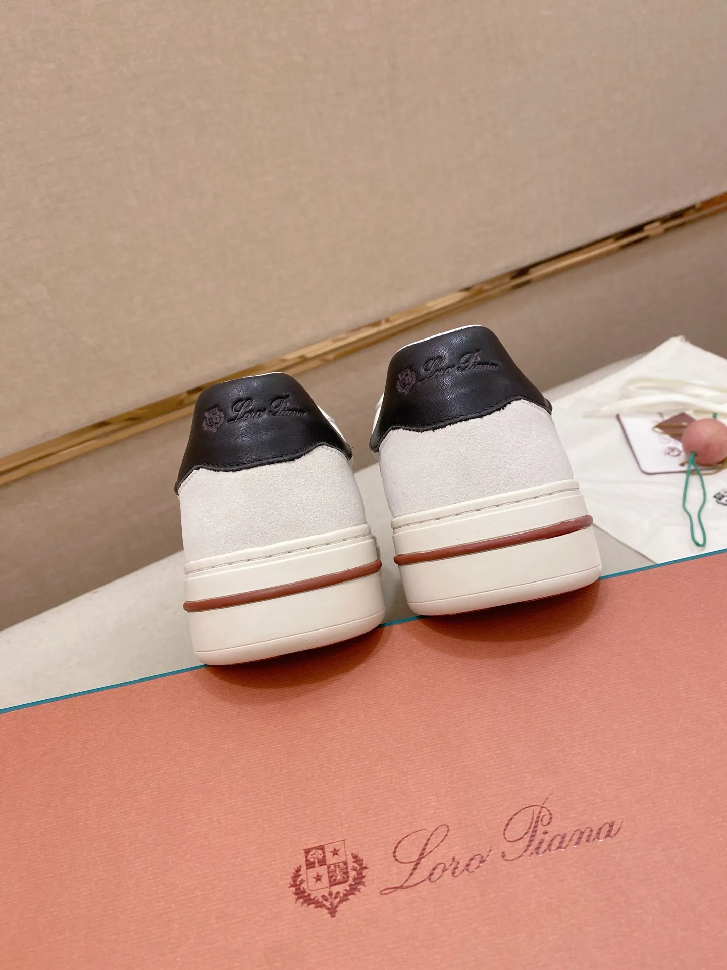 Men's shoes💰: 580💰🔥𝐥𝐨𝐫𝐨 𝐏𝐢𝐚𝐧𝐚 lp classic loafers, an Italian treasure brand, the only brand that can match Hermès! Only after wearing it do we realize that we can’t live up to our feet. The upper is made of imported first-layer cowhide with breathable fly-knit fabric, water-dyed cowhide foot pads, and the official original glass rubber outsole and pendant. Exclusive original packaging (tag ➕ brand paper ➕ outer box ➕ hand bag) code number: 38-44. Can be customized 45-46